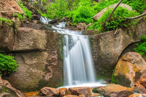 Wasserfall Aus Süßwasser Schönen Und Grünen Wald Mit Felsigem Boden — Stockfoto