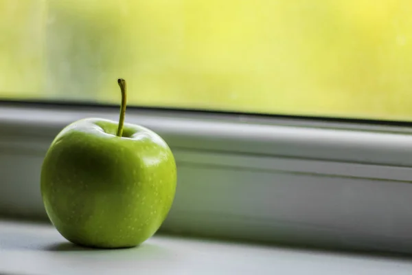 Jabłko Świeże Biały Parapet — Zdjęcie stockowe