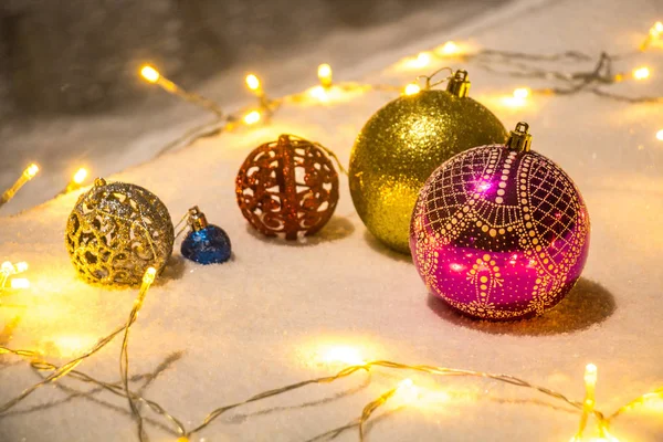 Hermosos Juguetes Navidad Nieve Blanca Con Guirnalda Amarilla Alrededor — Foto de Stock