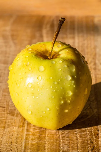 Żółte Jabłko Jest Drewniany Stół Kropli Wody Nim Bardzo Smaczne — Zdjęcie stockowe