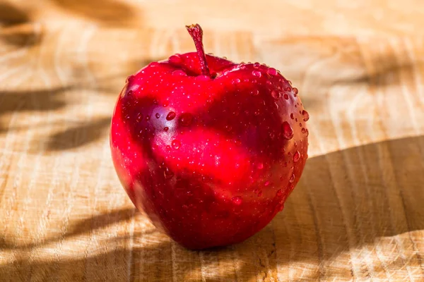 Scarlet Apple Jest Drewniany Stół Kropli Wody Nim Bardzo Smaczne — Zdjęcie stockowe