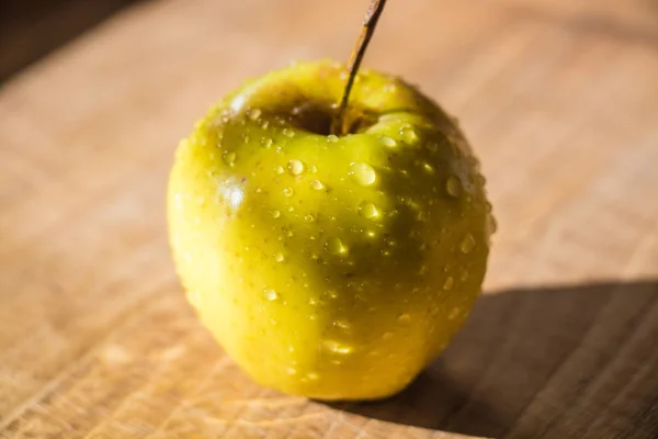 Żółte Jabłko Jest Drewniany Stół Kropli Wody Nim Bardzo Smaczne — Zdjęcie stockowe