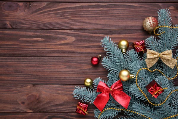 Decoración Navidad Rama Abeto Con Bolas Regalos Lazos Sobre Fondo —  Fotos de Stock