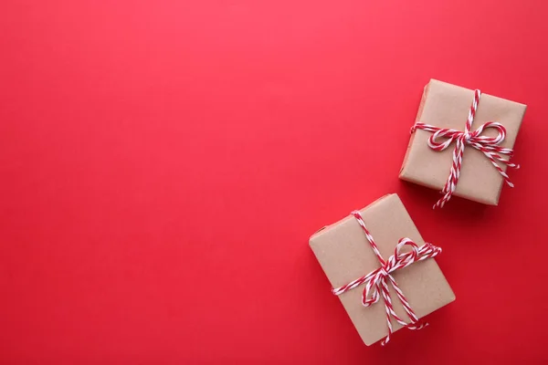 Weihnachtsgeschenke Auf Rotem Hintergrund Weihnachtskomposition — Stockfoto