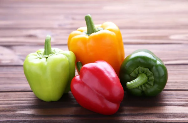 Pimentón Fresco Sobre Una Mesa Marrón Pimienta Verde Amarilla Roja —  Fotos de Stock