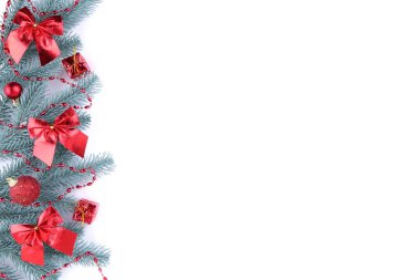 Köknar ağacı dalları üzerinde beyaz bir arka plan christmas dekorasyon ile