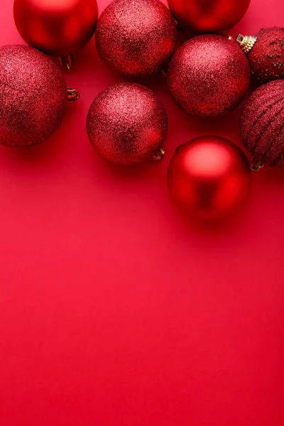 Röda Julgranskulor Röd Bakgrund New Year Sammansättning — Stockfoto