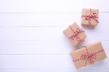 Noel hediyeleri üzerinde beyaz bir arka plan sunuyor. Noel kompozisyon