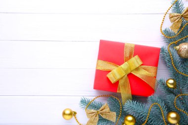 Noel hediyeleri süslemeler üzerinde beyaz bir arka plan sunar. Yeni yıl kompozisyon