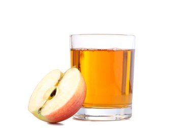Olgun kırmızı elma ile beyaz bir arka plan üzerinde izole meyve suyu