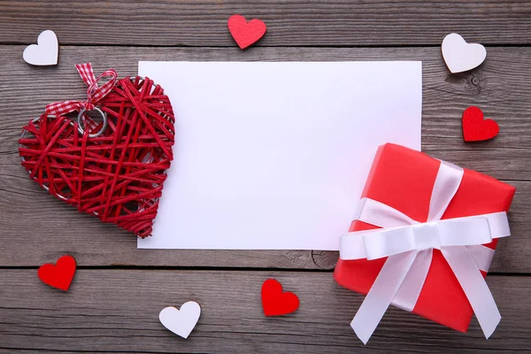 Rode Geschenkdoos Met Hartjes Een Grijze Achtergrond Valentine Dag Samenstelling — Stockfoto