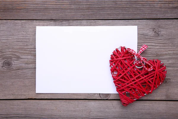 Carta Bianca Con Cuore Rosso Tavolo Grigio Composizione San Valentino — Foto Stock