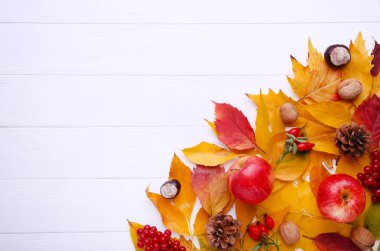Beyaz ahşap masa üzerinde sonbahar yaprakları meyveler ve meyve ile. Şükran günü