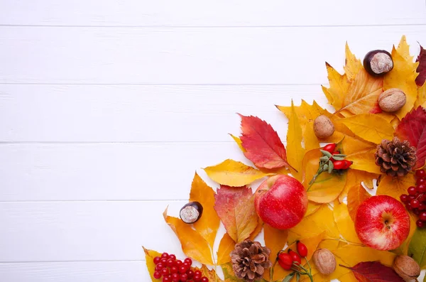 Őszi Levelek Bogyók Gyümölcs Fehér Fából Készült Asztal Hálaadás Napja — Stock Fotó