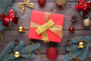 Noel hediyesi süslemeler üzerinde gri bir arka plan sunar. Yeni yıl kompozisyon