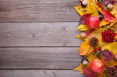 Gri bir ahşap masa üzerinde sonbahar yaprakları meyveler ve meyve ile. Şükran günü