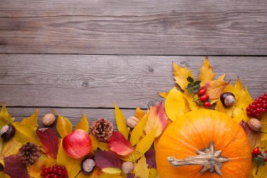 Turuncu kabak yaprakları ve sebzeler üzerinde kahverengi bir arka plan ile. Şükran günü