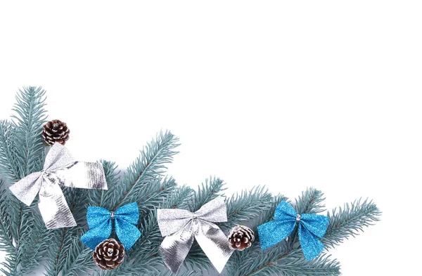 Köknar Ağacı Dalları Üzerinde Beyaz Bir Arka Plan Christmas Dekorasyon — Stok fotoğraf