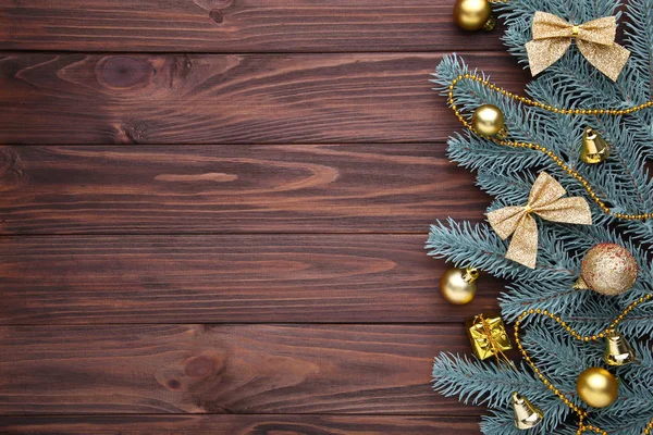 Decoración Navidad Rama Abeto Con Bolas Oro Pequeños Regalos Lazos —  Fotos de Stock