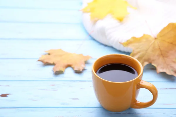 Taza Café Con Hojas Otoño Suéter Sobre Fondo Madera Azul — Foto de Stock