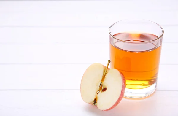 Reife Rote Äpfel Mit Saft Auf Weißem Holzgrund — Stockfoto