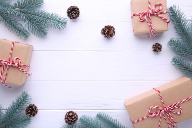 Noel hediyeleri süslemeler üzerinde beyaz bir arka plan sunar.