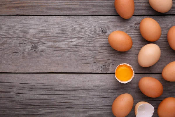 Kippeneieren Andere Helft Met Eigeel Een Grijze Achtergrond Eieren Een — Stockfoto
