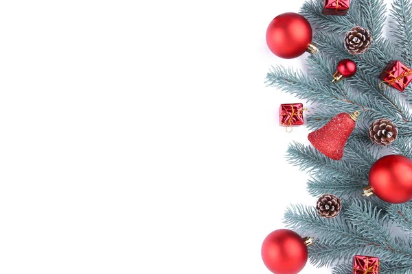 Noel Dekorasyonu Köknar Ağacı Dalı Topları Küçük Hediyeler Beyaz Arka — Stok fotoğraf