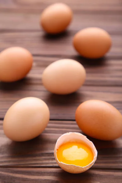 Kippeneieren Andere Helft Met Eigeel Een Bruine Achtergrond Eieren Een — Stockfoto