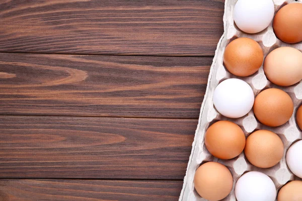 Kippeneieren Containers Bruin Houten Achtergrond Eieren Bruin Tabel — Stockfoto