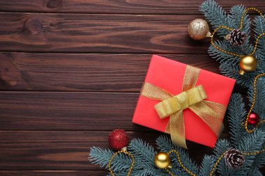 Noel hediyeleri sunar kahverengi bir arka plan üzerinde kırmızı ve altın süslemeleri ile.