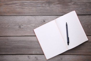 Defter ve kalem gri ahşap arka plan, kopya alanı üzerinde