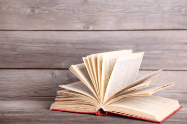 Gri bir ahşap zemin üzerine açık vintage kitap