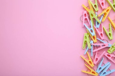 Plastik giysiler çivi pembe bir arka plan üzerine yakın çekim