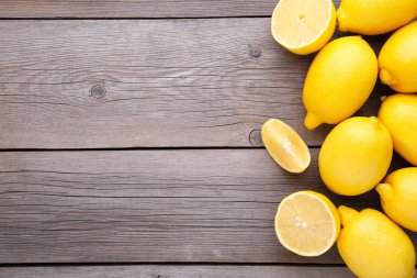 Limon ve yarım limon gri arka plan üzerinde. Limon gri ahşap tablo