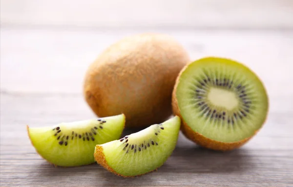 Fructe Proaspete Kiwi Fundal Gri Din Lemn Închide — Fotografie, imagine de stoc