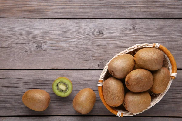 Kivi gri ahşap tablo, düz bir sepet içinde yatıyordu