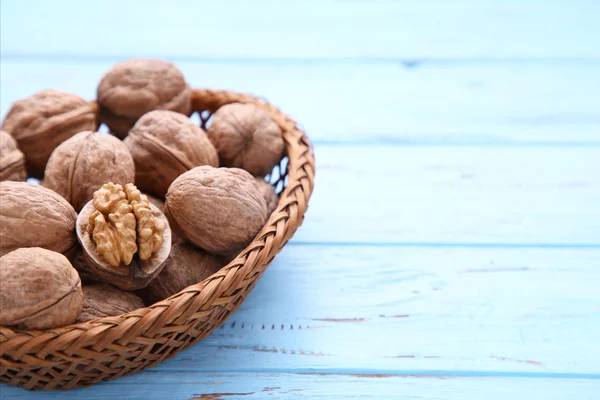 Walnusskerne Korb Auf Blauem Hintergrund Walnusskerne Auf Grauem Holztisch — Stockfoto