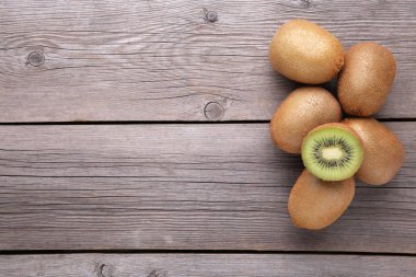 Taze kivi düz gri ahşap zemin üzerinde yatıyordu