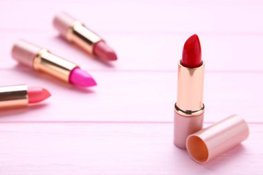 Pembe arka plan birçok ruja. Kozmetik