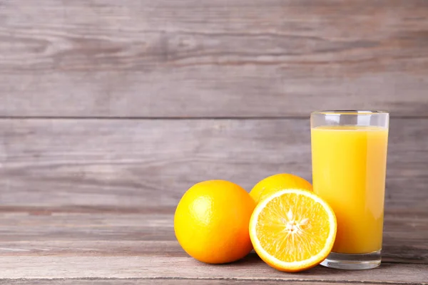 Glas Sinaasappelsap Met Sinaasappel Een Grijs Houten Achtergrond — Stockfoto