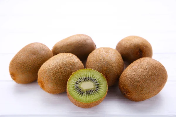 Fructe Proaspete Kiwi Fundal Alb Din Lemn Kiwi Fructe Masa — Fotografie, imagine de stoc