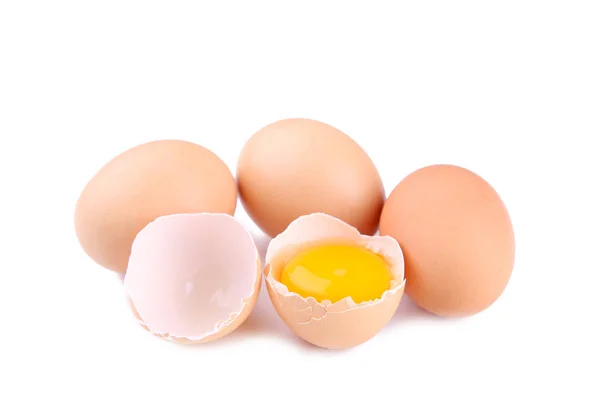 Isolierte Eier Hühnereier Und Die Hälfte Mit Eigelb Auf Weißem — Stockfoto