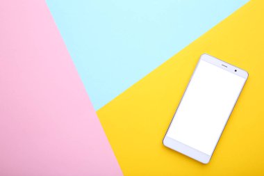 Cep telefonu ile renkli arka plan üzerinde boş perde. Smartfone beyaz