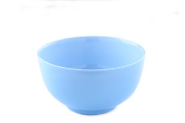 Boş kase beyaz arka plan üzerinde izole mavi, yakın çekim