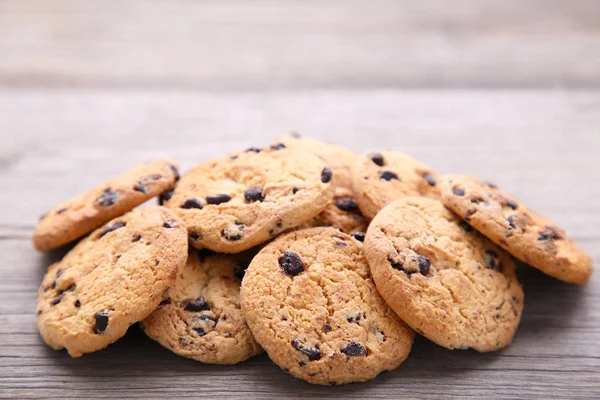 グレーのテーブルの上のチョコレート クッキー 灰色の木製の背景のチョコチップ クッキー — ストック写真