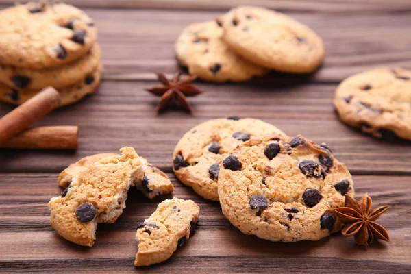 Lahodné Čokoládové Cookies Hnědé Pozadí Čokoládové Sušenky Tyčinky Skořice — Stock fotografie