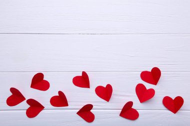 Sevgililer günü tebrik kartı. Beyaz artalanları Handmaded kalpler. Kopya alanı ile üstten görünüm