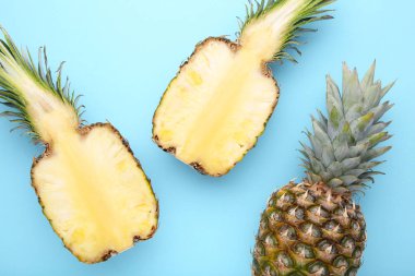 Renkli arka plan üzerinde olgunlaşmış ananas