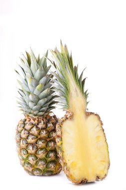 Beyaz bir arka plan üzerinde olgunlaşmış ananas izole